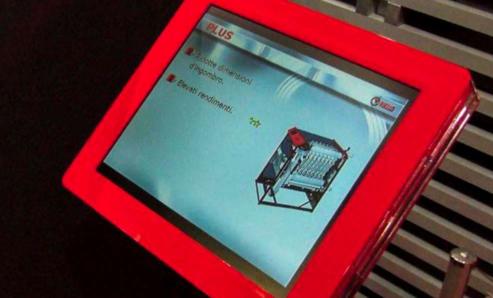 Riello Monitor LCD 19 in plexiglass rosso - Fiera di Milano