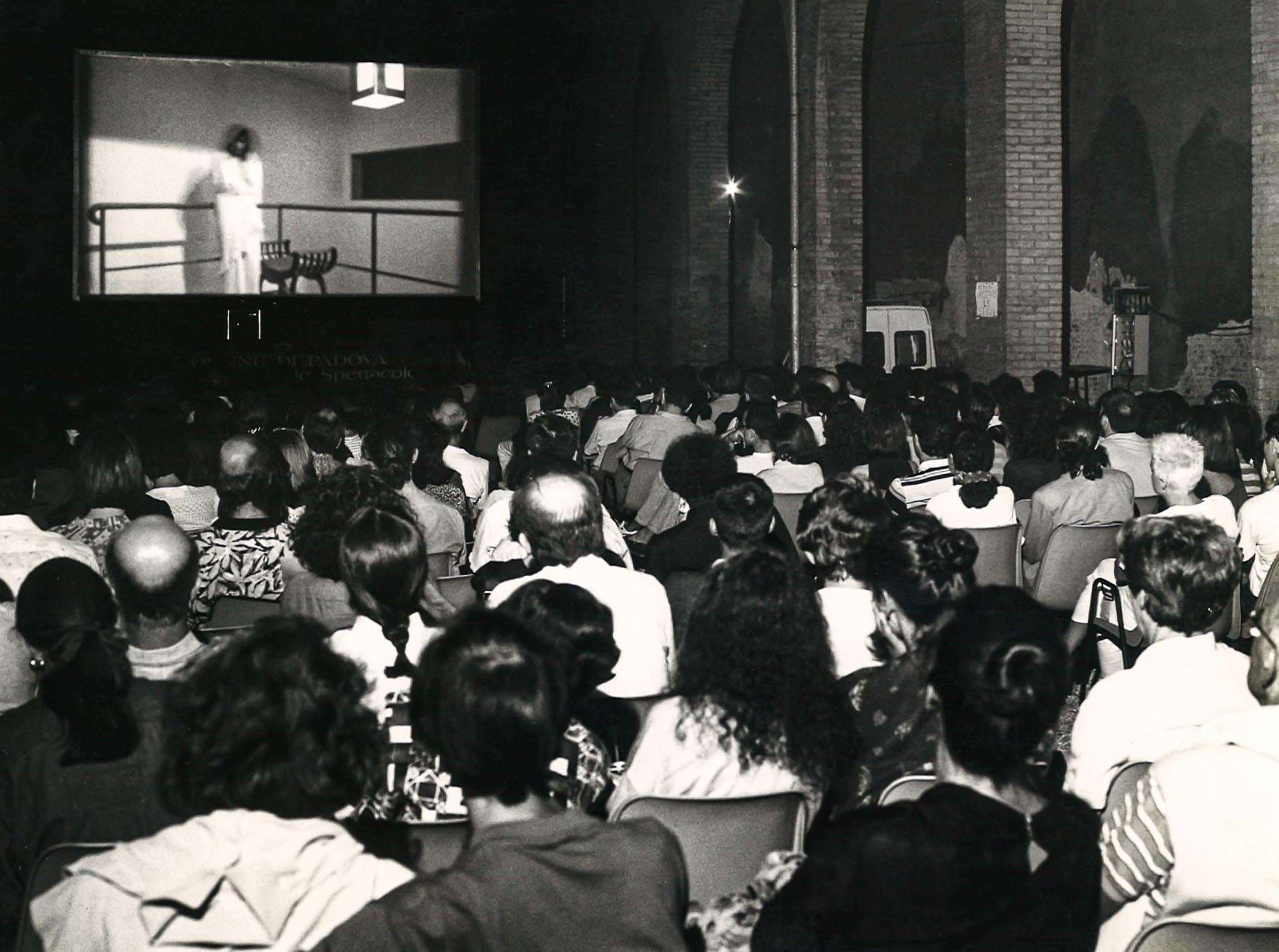 Cortile scuola dei Carraresi a Padova. Il pubblico ci segue.