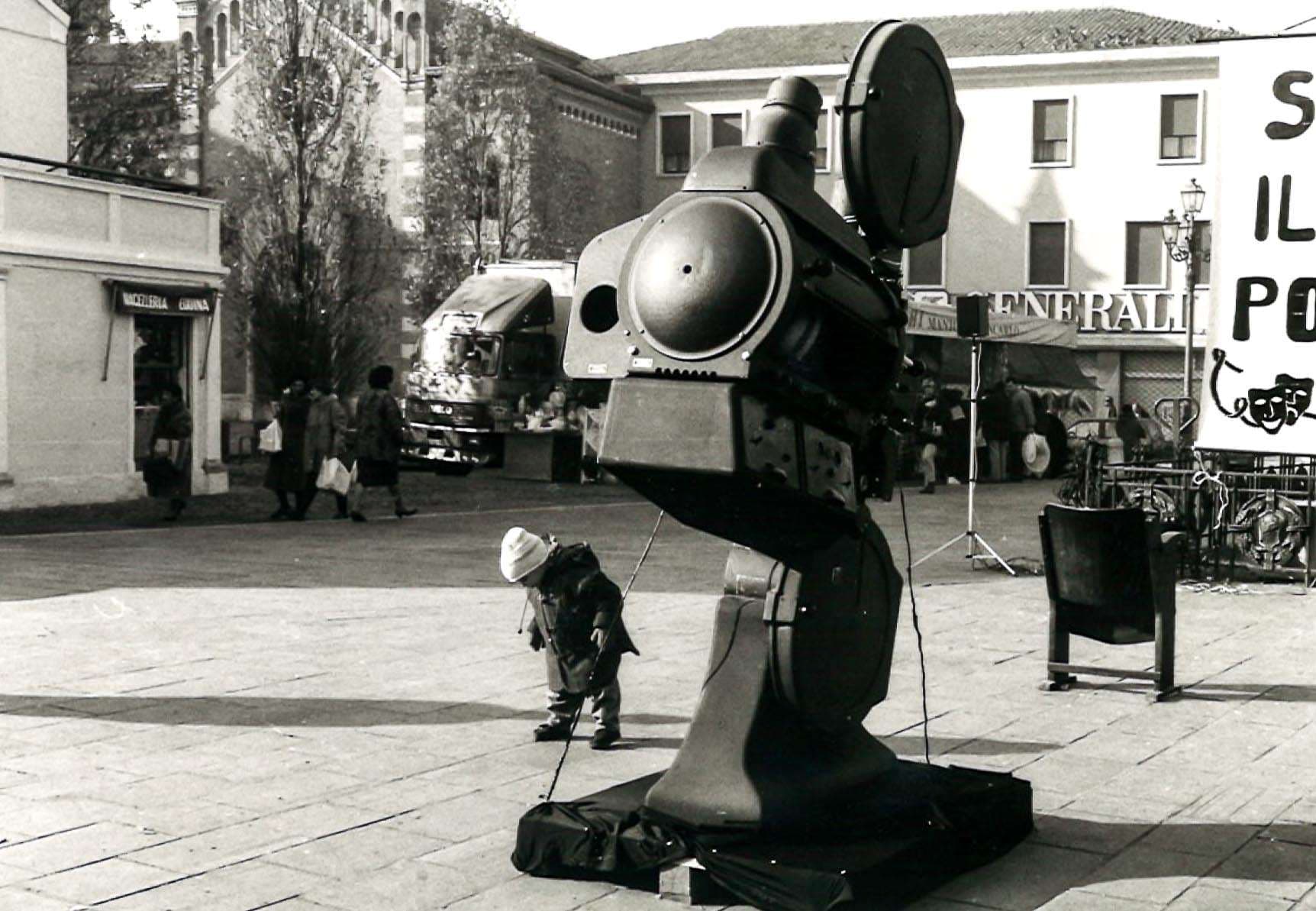 Un proiettore cinematografico in Piazza ai Caduti a Piove di Sacco, 1982