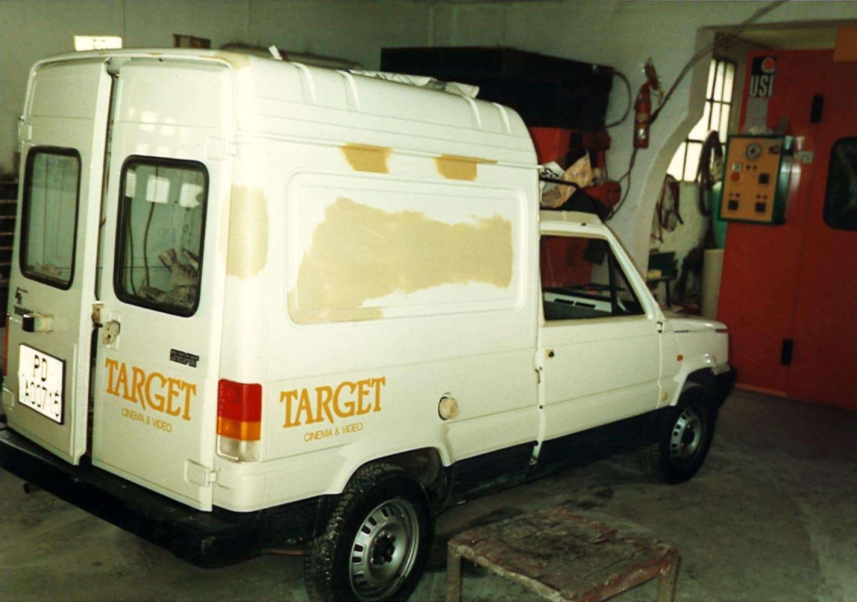 SEAT terra con proiettore cinematografico. Dopo un'estate di cinema si va al restauro