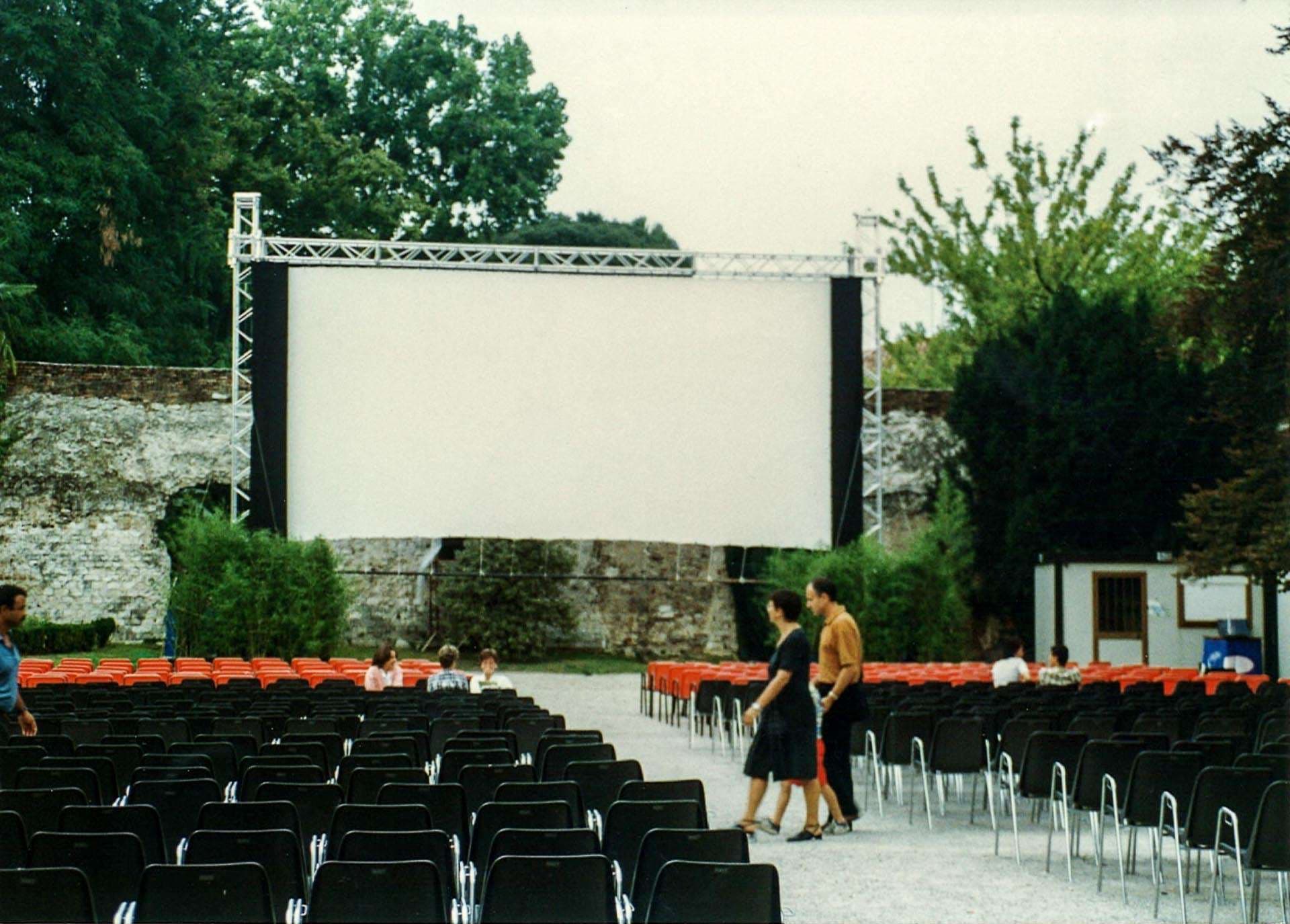 Giardini teatro accademico a Castelfranco Veneto, Treviso. Schermo tecnico ad elevazione veloce